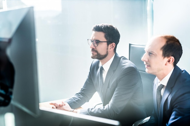 Persone che lavorano in ufficio