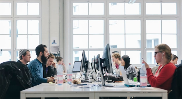 Persone che lavorano in ufficio