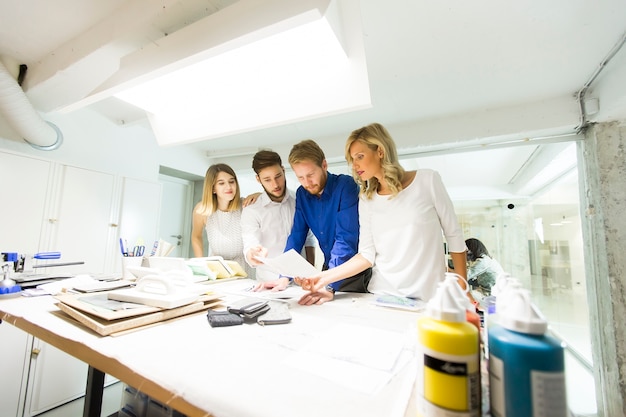 Persone che lavorano in ufficio