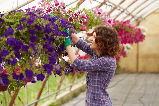 Persone che lavorano in un negozio di giardinaggio