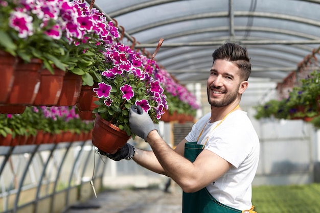 Persone che lavorano in un negozio di giardinaggio