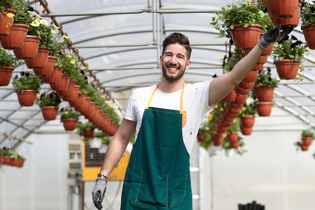 Persone che lavorano in un negozio di giardinaggio