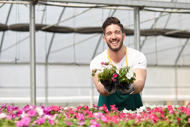 Persone che lavorano in un negozio di giardinaggio