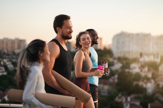 Persone che lavorano insieme al tramonto all'aperto