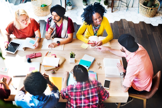 persone che lavorano