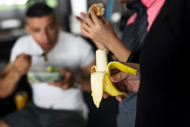 Persone che mangiano cibo sano