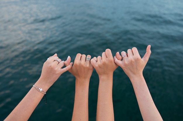 Persone che mostrano gesti delle mani come segno di amicizia
