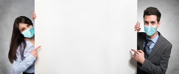 Persone che mostrano un banner vuoto