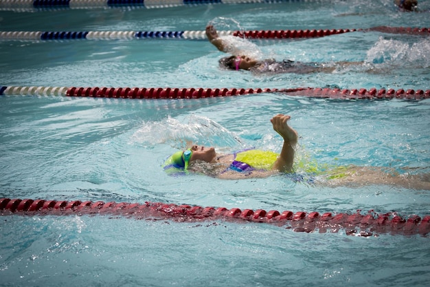 Persone che nuotano in piscina