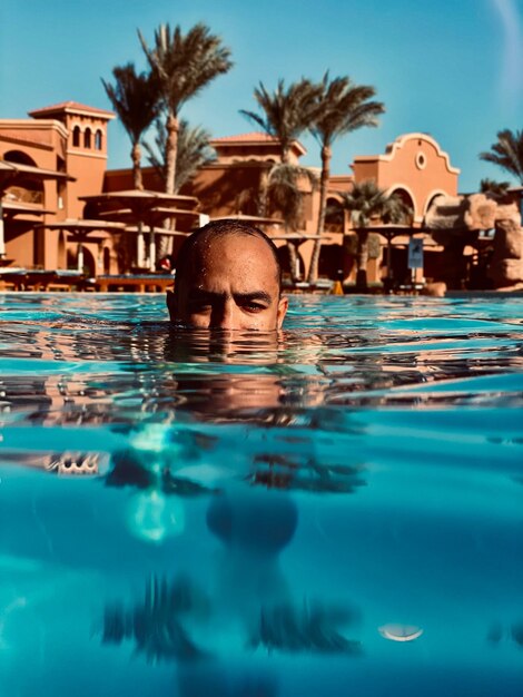 Persone che nuotano in piscina