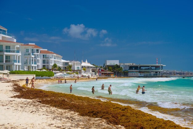 Persone che nuotano sulla spiaggia vicino all'hotel a Playa del Carmen in Messico