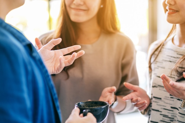 Persone che parlano e bevono caffè insieme