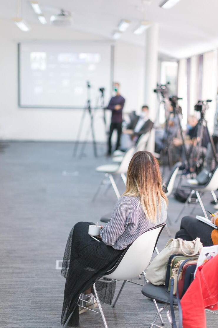 Foto persone che partecipano a un seminario