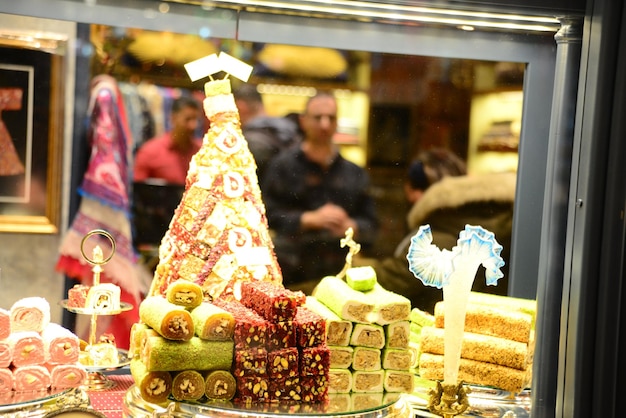 Persone che passeggiano e fanno shopping all'interno del Bazar delle Spezie (Misir Carsisi), uno dei più grandi bazar.