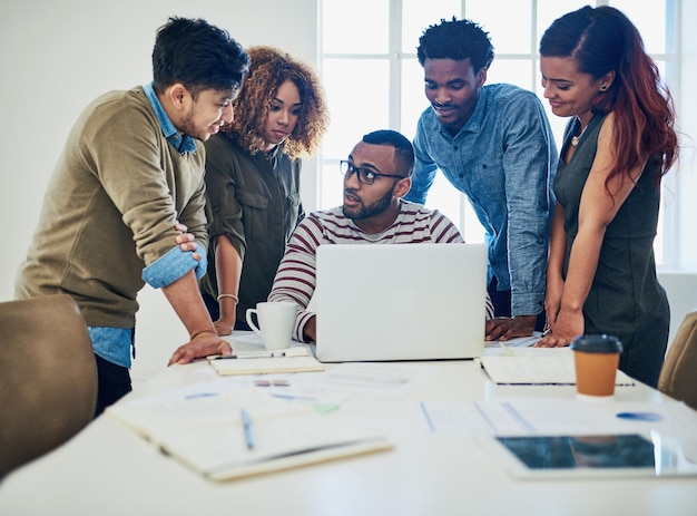 Persone che pianificano e lavorano in squadra sul portatile per risolvere problemi brainstorming o soluzioni aziendali in riunione in ufficio Gruppo creativo che parla di idee di copywriting collaborazione e flusso di lavoro sul computer