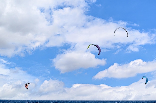 Persone che praticano il kitesurf sulla spiaggia di los caos de meca, faro de trafalgar, cadice.