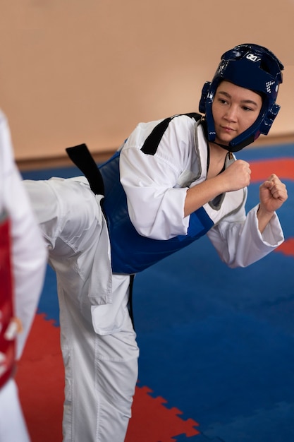 Persone che praticano il taekwondo in una palestra