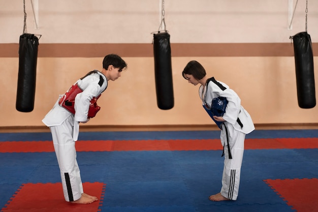 Persone che praticano il taekwondo in una palestra