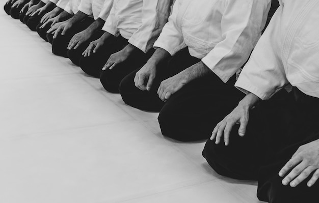 Persone che praticano l'aikido in uno sfondo di dojo