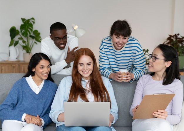 Persone che praticano l'integrazione sociale nello spazio di lavoro