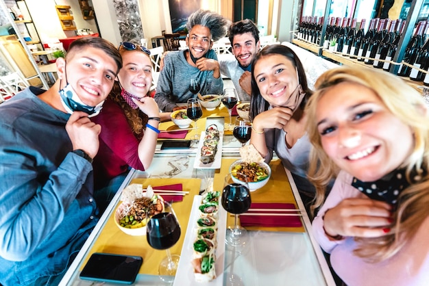 Persone che prendono selfie al ristorante sushi bar