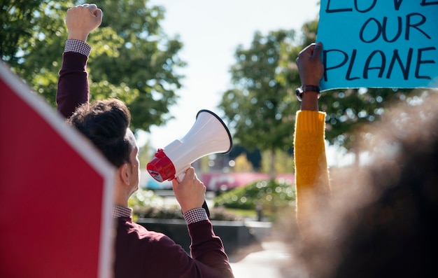 Persone che protestano con cartelloni