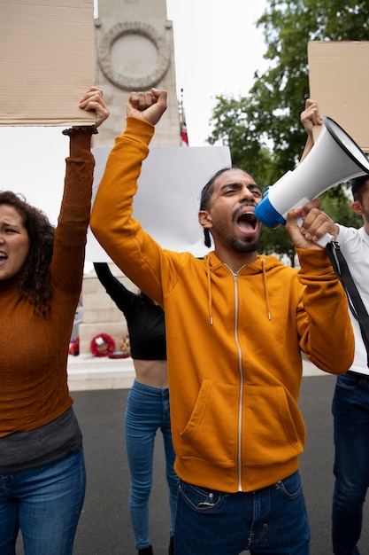 Persone che protestano con il megafono da vicino