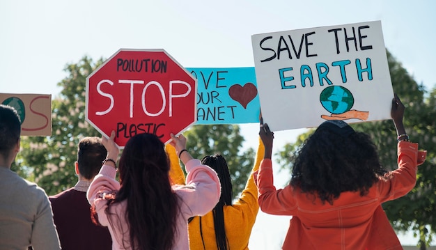 Persone che protestano per salvare il pianeta con cartelli