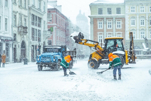 Persone che puliscono le strade della città dopo il concetto di tempesta di neve