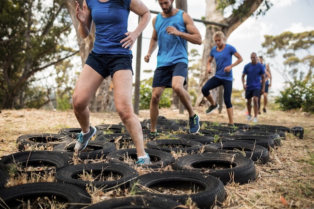 Persone che ricevono formazione su corsa ad ostacoli per pneumatici