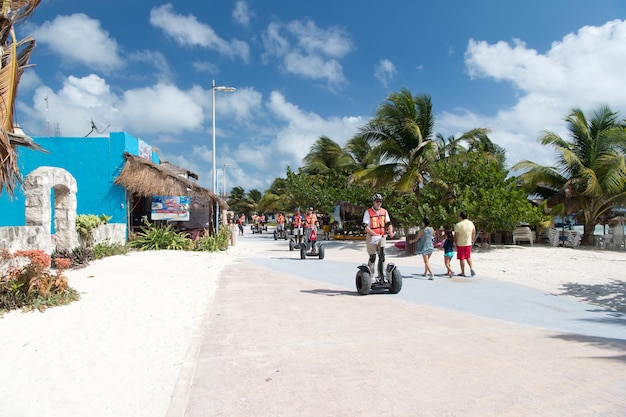 Persone che rotolano sul segway