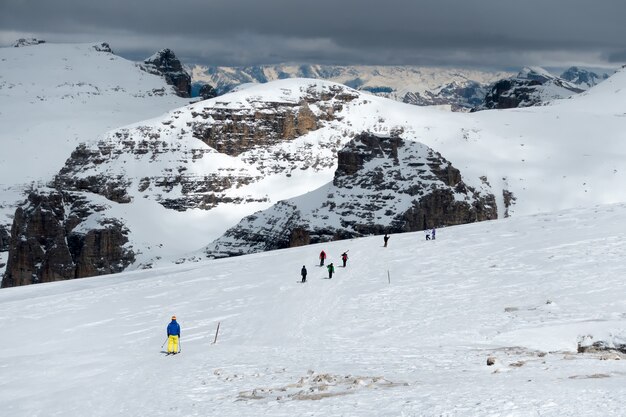 Persone che sciano dal Sass Pordoi in Alta Val di Fassa