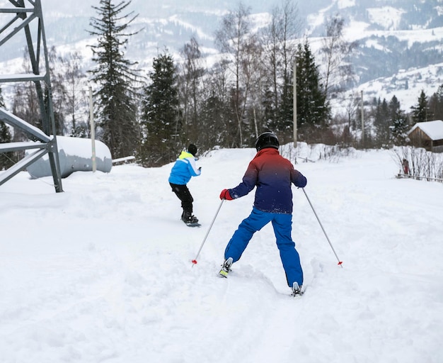 Persone che sciano in una giornata invernale in montagna