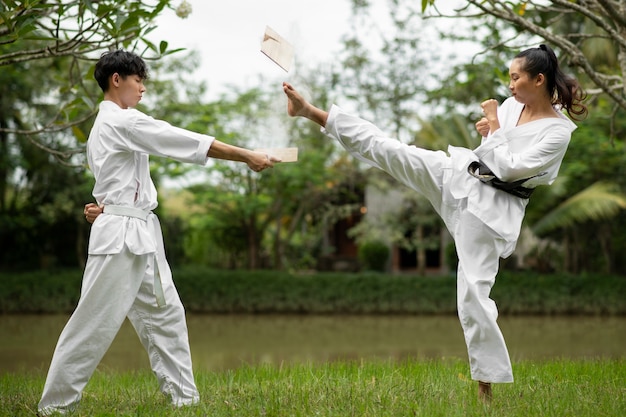 Persone che si allenano insieme all'aperto per il taekwondo