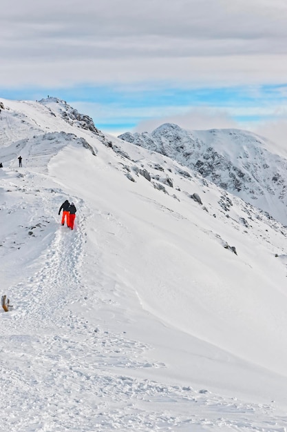 Persone che si arrampicano a Kasprowy Wierch a Zakopane sui Tatra in inverno. Zakopane è una città in Polonia nei Monti Tatra. Kasprowy Wierch è una montagna a Zakopane e la zona sciistica più popolare in Polonia