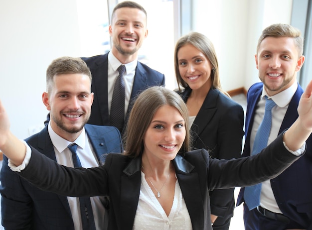 Persone che si fanno selfie durante una riunione di lavoro