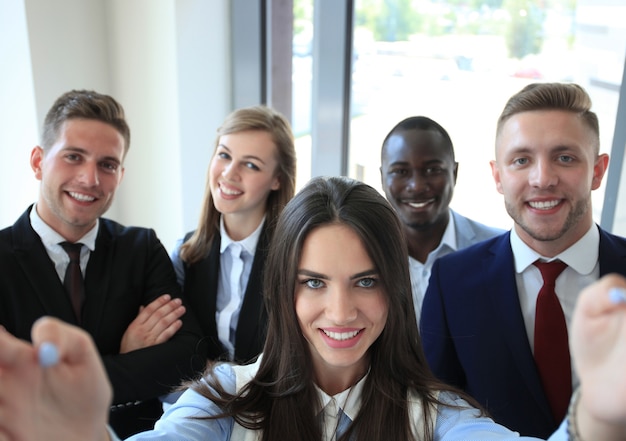 Persone che si fanno selfie durante una riunione di lavoro