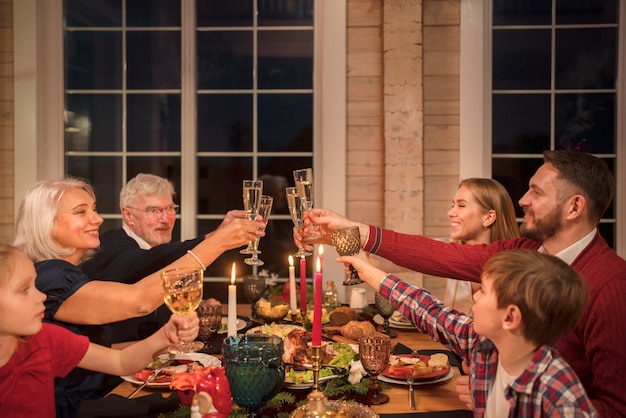 Persone che si godono una festosa cena di Natale