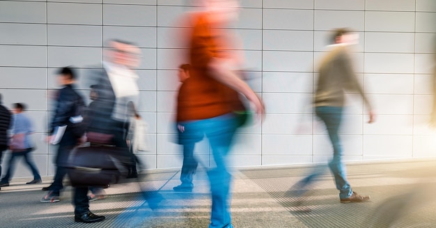 Persone che si precipitano nel concetto di sfocatura del movimento della lobby