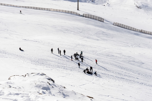 Persone che si preparano a sciare nella stazione sciistica della Sierra Nevada