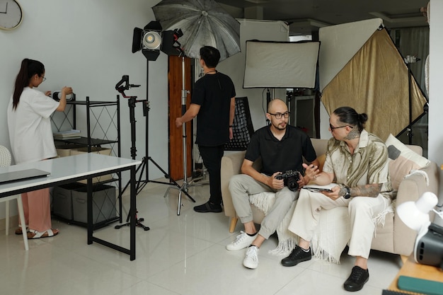 Persone che si preparano per le riprese in studio