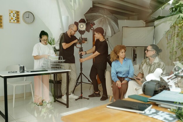 Persone che si preparano per le riprese nello studio di produzione