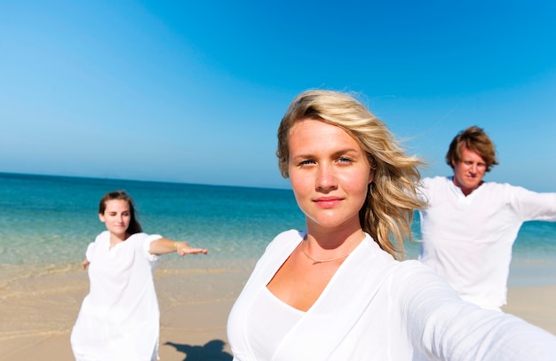 Persone che svolgono yoga sulla spiaggia