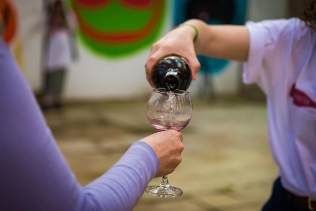 Persone che tintinnano bicchieri di vino sulla terrazza estiva del bar o del ristorante