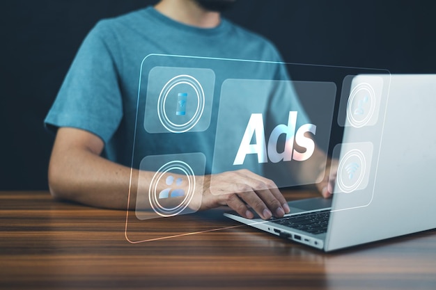 Persone che utilizzano annunci per il concetto di marketing digitale annunci pubblicitari online sul sito web e sui social media per il cliente