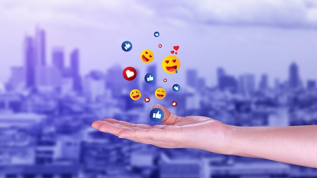 Persone che utilizzano i social media e il concetto digitale online Imprenditore che utilizza l'invio di emoji con i social media Persone che utilizza e i concetti di marketing online digitale
