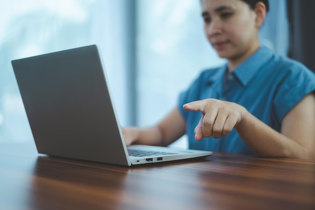 Persone che utilizzano il computer Vista laterale delle mani maschili che digitano sulla tastiera del laptop