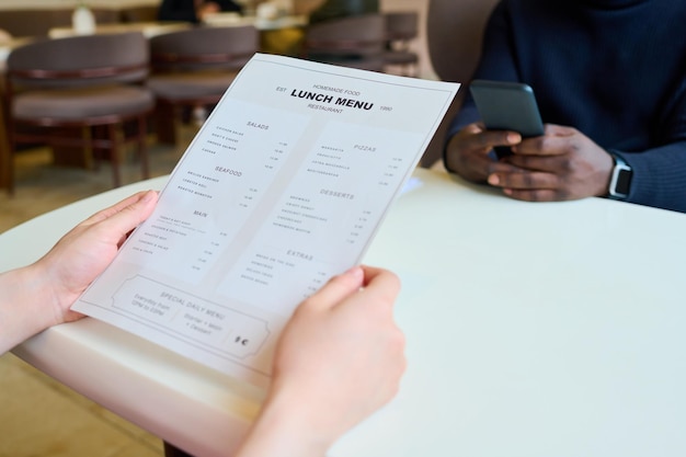 Persone che vengono al pranzo di lavoro nella caffetteria