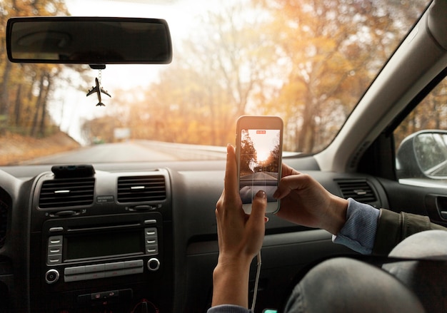 Persone che viaggiano insieme in macchina