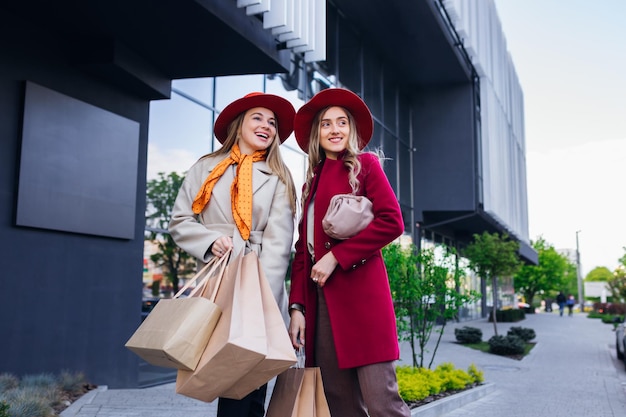 Persone con borse sostenibili al centro commerciale